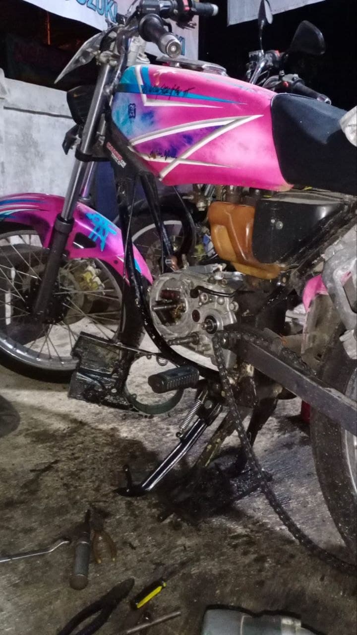 Komponen mesin motor yang sedang diperiksa