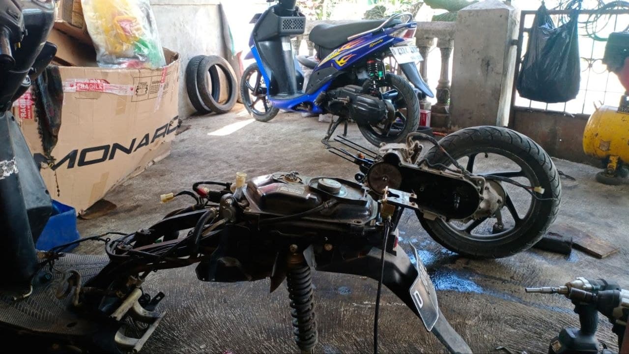 Area pengerjaan motor di bengkel AJM